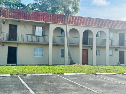 Residential complexes in West Palm Beach, Palm Beach