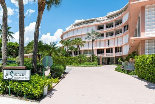 Residential complexes in Palm Beach, Florida