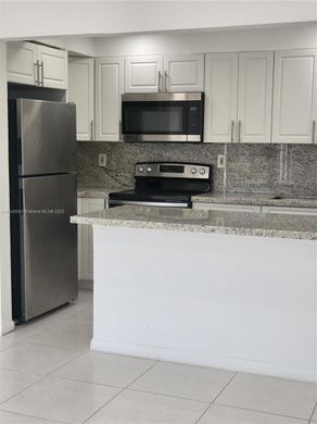 مجمع شقق ﻓﻲ Hialeah, Miami-Dade County