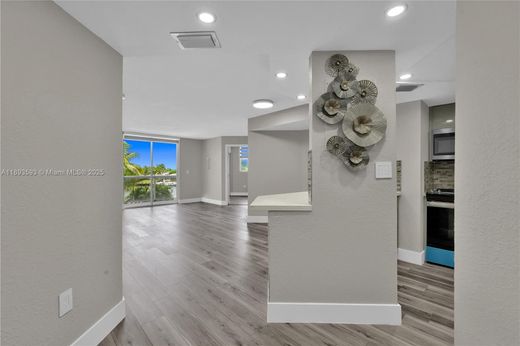 Residential complexes in Miami Beach, Miami-Dade