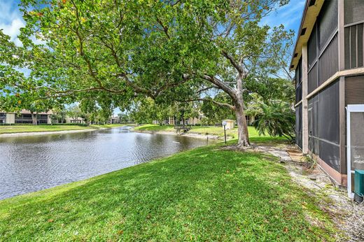 Residential complexes in Deerfield Beach, Broward County