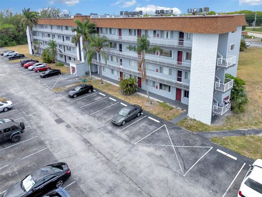 Residential complexes in Lake Worth, Palm Beach