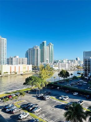Residential complexes in Hallandale, Broward County