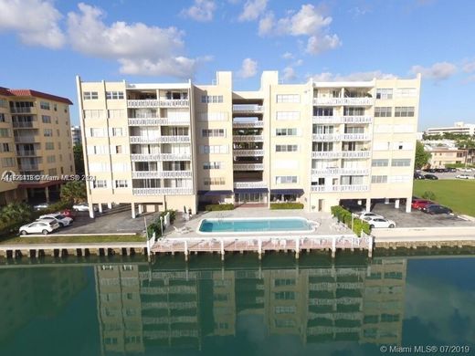 Complexes résidentiels à Bay Harbor Islands, Comté de Miami-Dade
