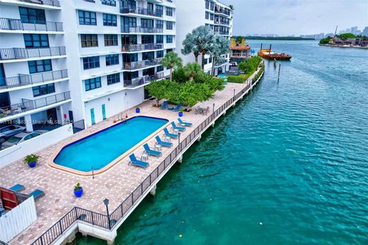 Residential complexes in Bay Harbor Islands, Miami-Dade