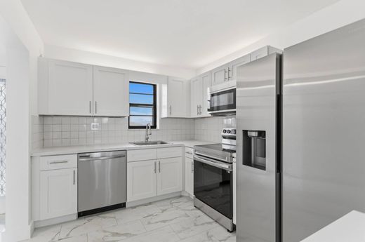 Residential complexes in Boca Raton, Palm Beach