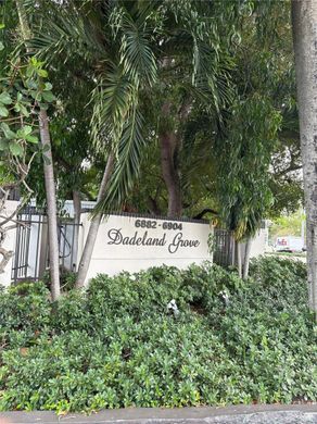 Residential complexes in Pinecrest, Miami-Dade
