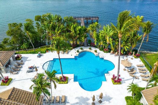 Residential complexes in Highland Beach, Palm Beach