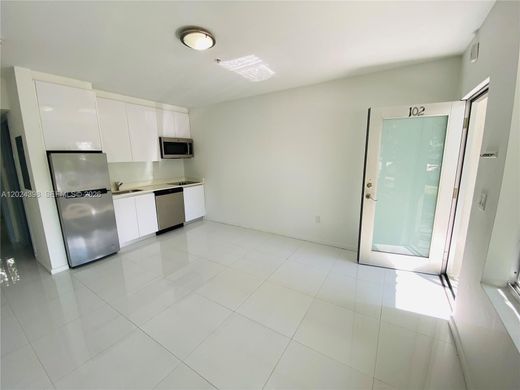 Residential complexes in Miami Beach, Miami-Dade