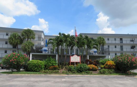 Residential complexes in Boca Raton, Palm Beach