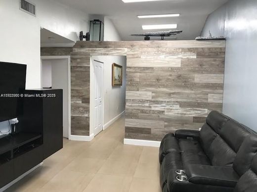 Villa in Hialeah Gardens, Miami-Dade County