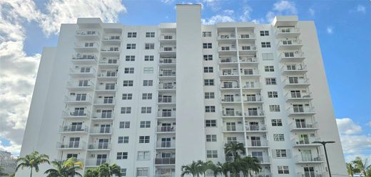 Residential complexes in Fort Lauderdale, Broward County