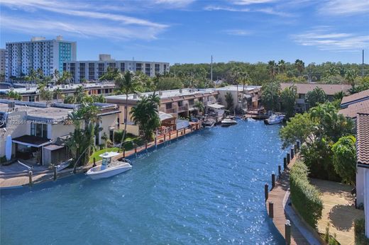 Casa di città a Eastern Shores, Miami-Dade County