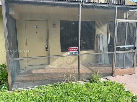 Pompano Beach, Broward Countyのアパートメント・コンプレックス