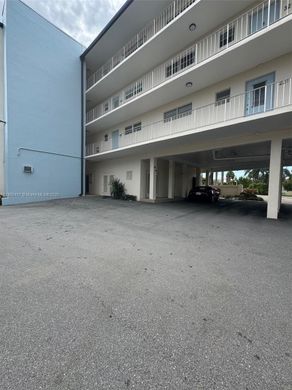 Residential complexes in Lauderdale by the sea, Broward County