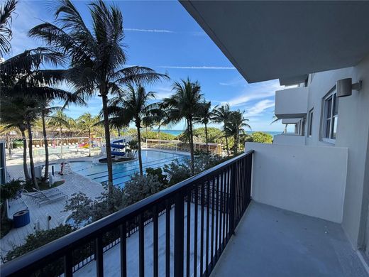 Surfside, Miami-Dade Countyのアパートメント・コンプレックス