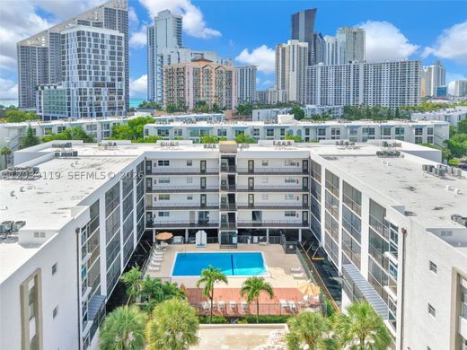 Complexes résidentiels à Sunny Isles Beach, Comté de Miami-Dade
