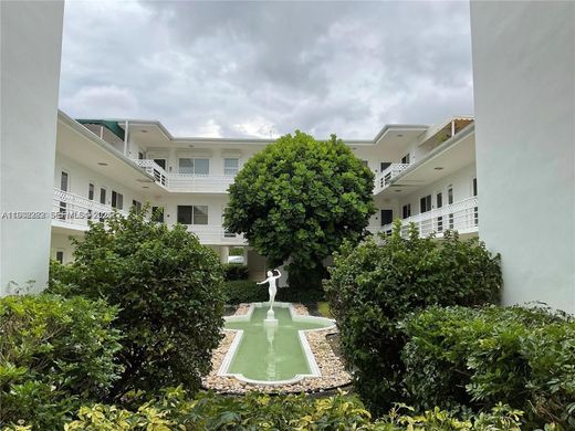 Residential complexes in Bal Harbour, Miami-Dade