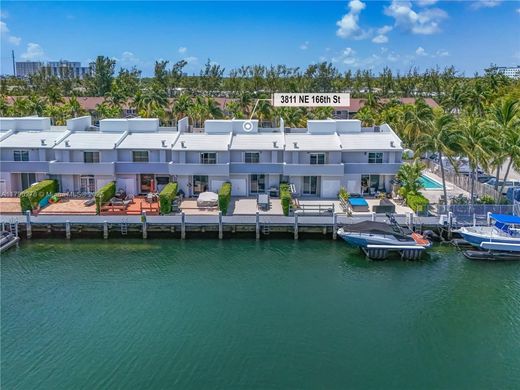 North Miami Beach, Miami-Dade Countyのアパートメント・コンプレックス