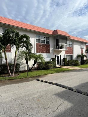 Residential complexes in Pompano Beach Highlands, Broward County