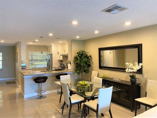 Residential complexes in Boca Raton, Palm Beach