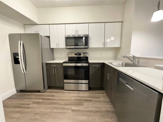 マイアミ, Miami-Dade Countyのアパートメント・コンプレックス