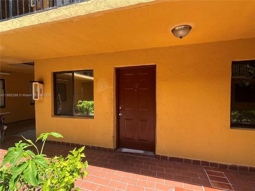 ハイアリア, Miami-Dade Countyのアパートメント・コンプレックス