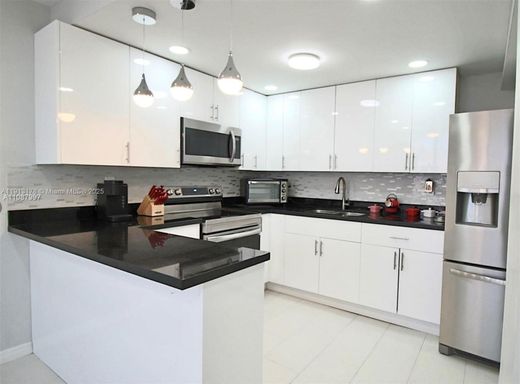 ハイアリア, Miami-Dade Countyのアパートメント・コンプレックス