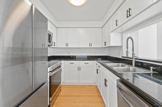 Curated visual reference: Visual Reference: Luxury Apartment Complex For Rent In Miami United States