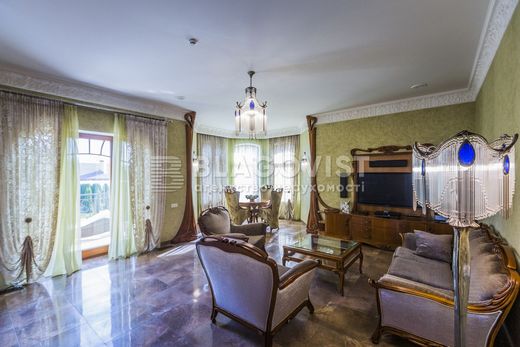 Luxury home in Vita-Poshtova, Kiev