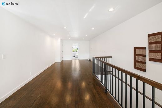 Detached House in Queensbridge Houses, Queens