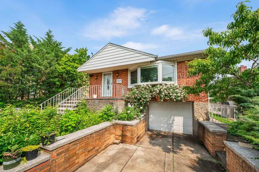 Villa in Queens, New York