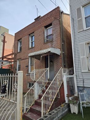 Detached House in Brooklyn Heights, Kings County