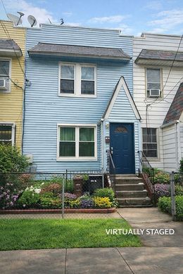 Villa in Queens, Queens County