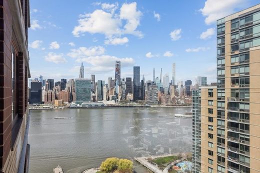 Residential complexes in Queensbridge Houses, Queens