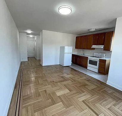 Apartment / Etagenwohnung in Queens, Queens County
