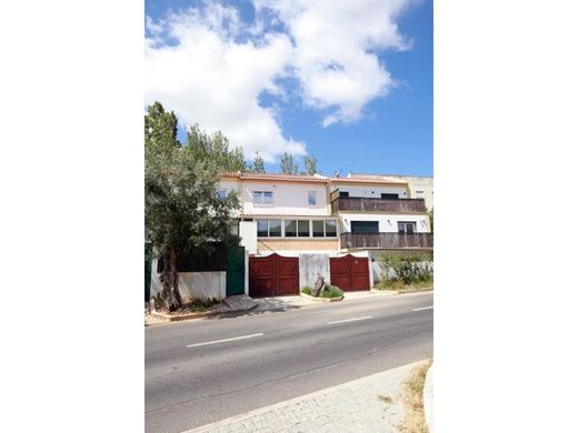 Villa Plurifamiliare a Loures, Lisbona