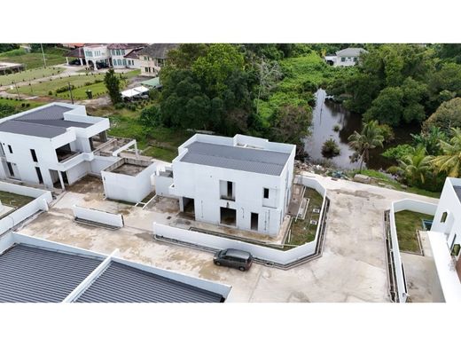 Dom jednorodzinny w Kampong Sengkurong