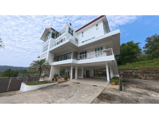 Maison individuelle à Kampong Kota Batu