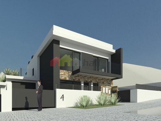 Mehrfamilienhaus in Almada, Distrito de Setúbal