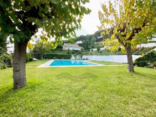 Mehrfamilienhaus in Alella, Provinz Barcelona