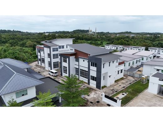 Dom jednorodzinny w Kampong Berakas, Daerah Brunei dan Muara