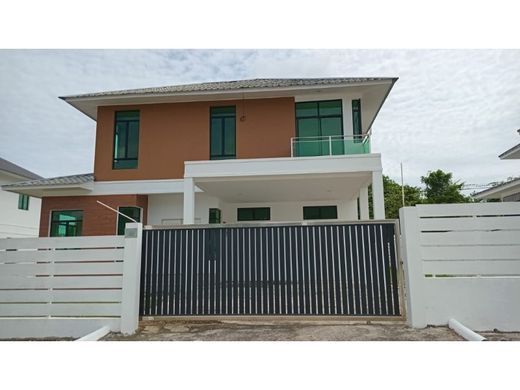 Casa en Kampong Sengkurong