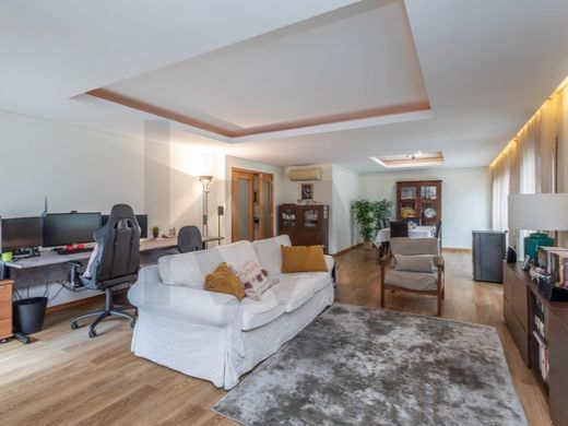 Apartment / Etagenwohnung in Oeiras, Lissabon