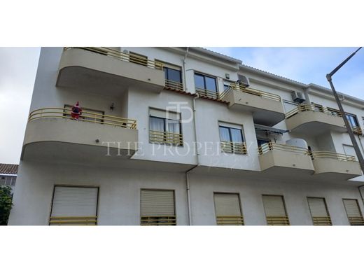 Apartment / Etagenwohnung in Almada, Distrito de Setúbal