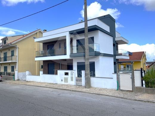 Detached House in Loures, Lisbon