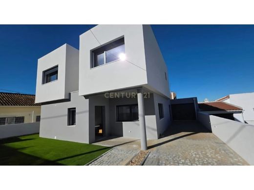 Luxury home in Charneca de Caparica, Almada