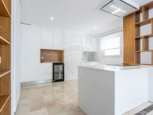 Apartment / Etagenwohnung in Arroios, Lisbon