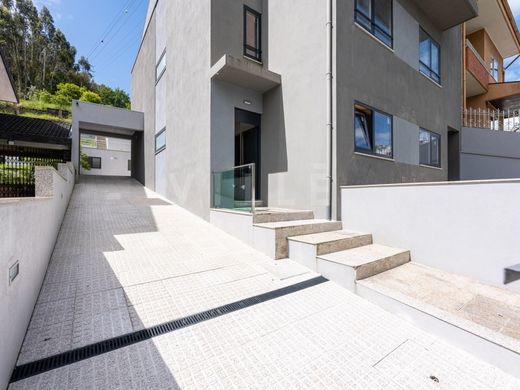 Semidetached House in Vila Nova de Gaia, Distrito do Porto