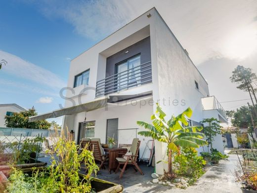 Luxury home in Aroeira, Almada
